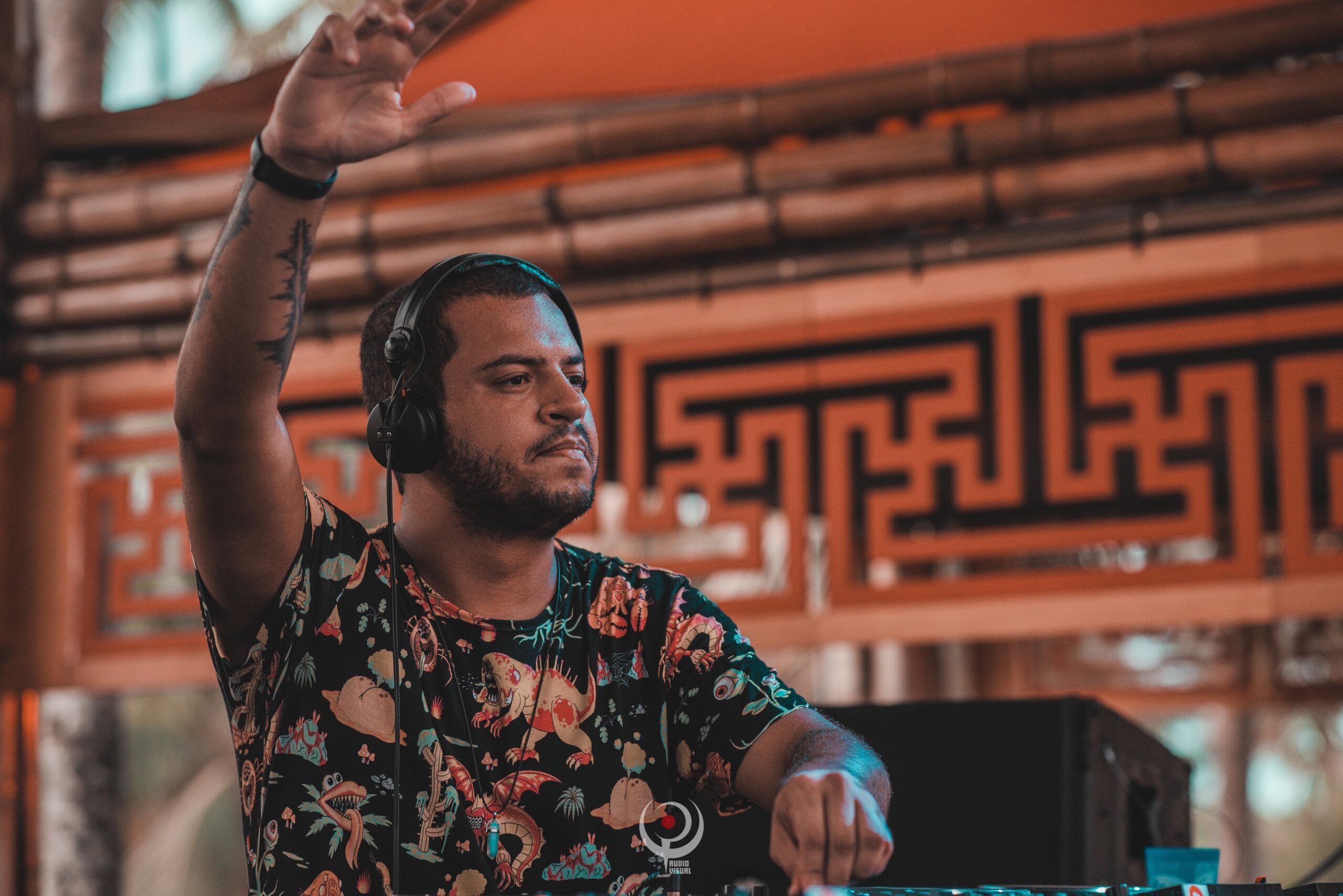 Misturando vertentes de house, FlexB lança duas faixas colaborativas pela OMNES Records