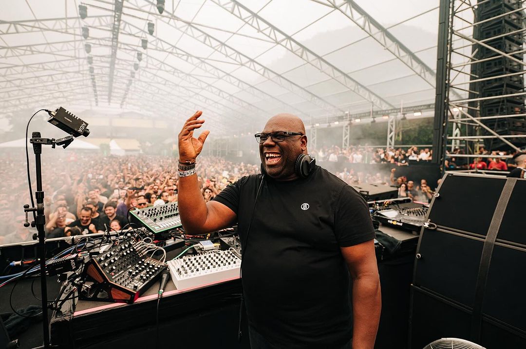 Warehouse: Em retorno ao Brasil, Carl Cox entrega tudo na capital do techno